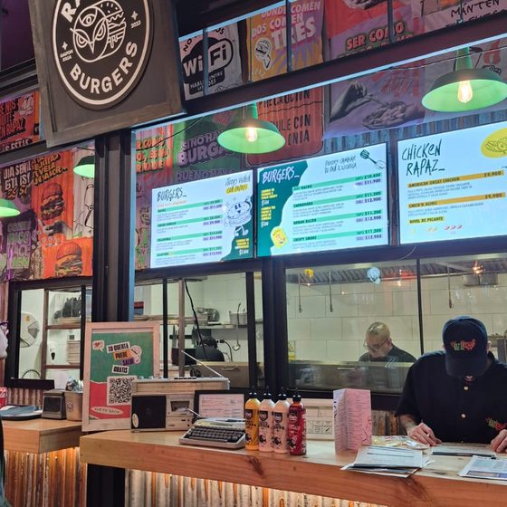 Salsas Hanks en el meson de un local