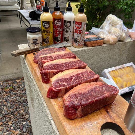 Cortes listos para el asado con salsas Hanks