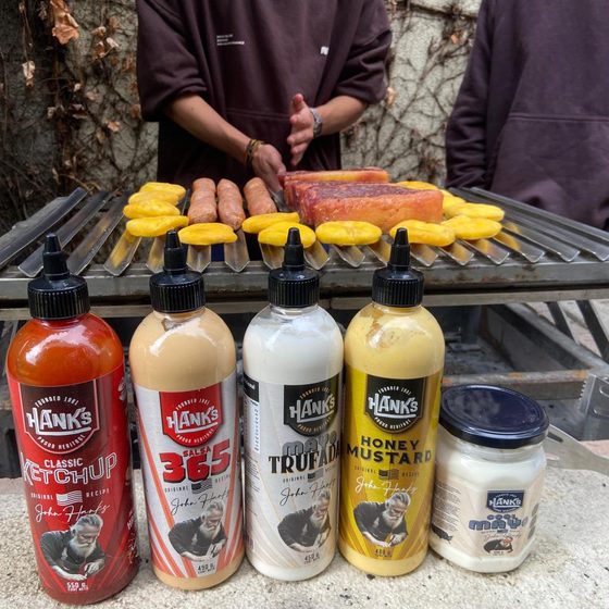 Asado con salsas Hanks en la parrilla