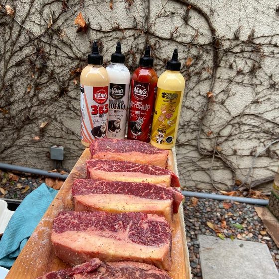 Carnes y salsas Hanks junto a la parrilla