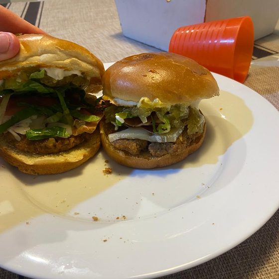Hamburguesas caseras con salsas Hanks