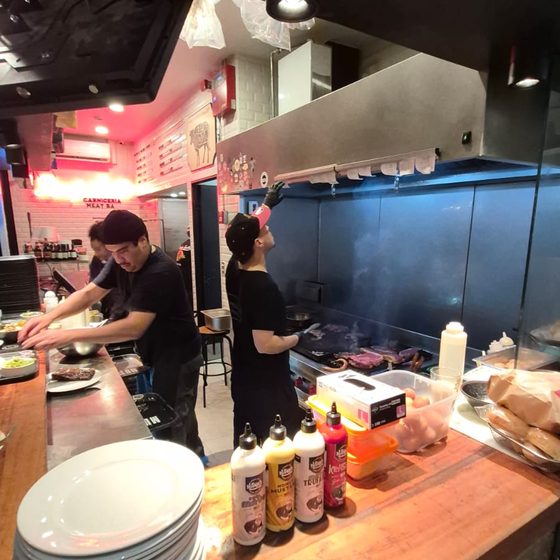 Cocina de un local con salsas Hanks
