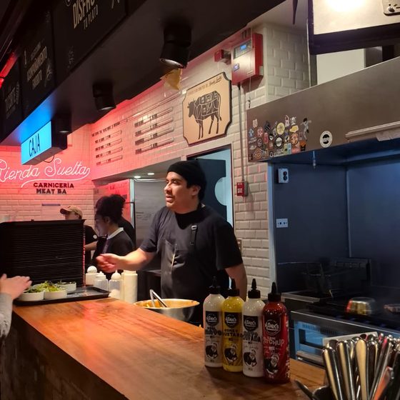 Salsas Hanks en la mesa de un local