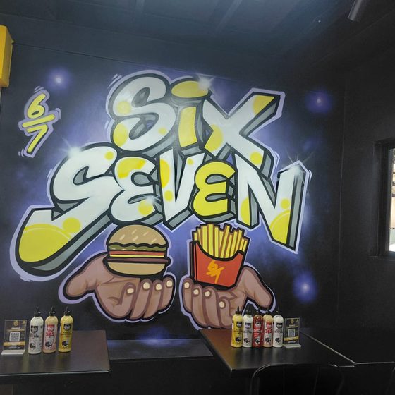 Salsas Hanks en el local Six Seven