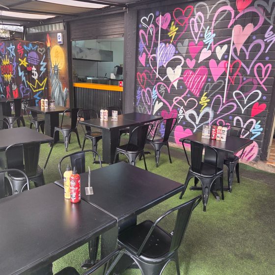 Terraza de un local con salsas Hanks