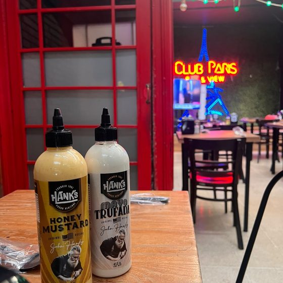 Salsas Hanks en la mesa de un local
