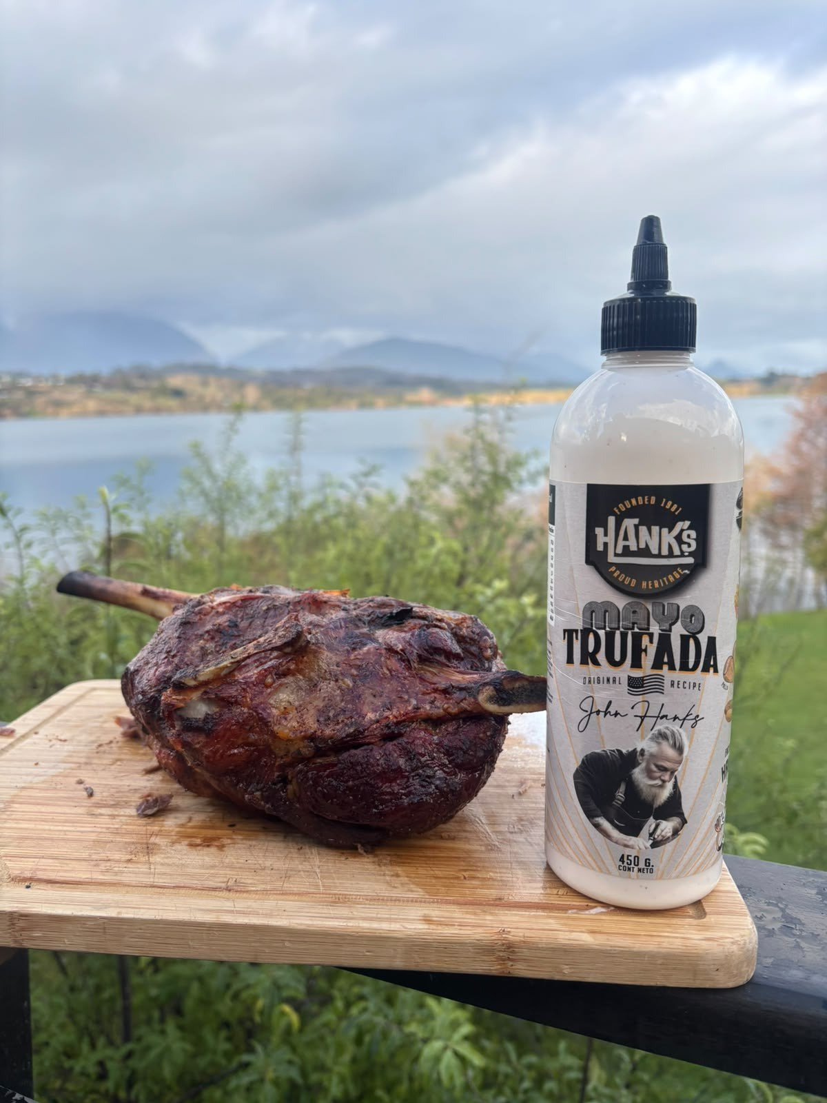 Hanks Mayo Trufada junto a un asado